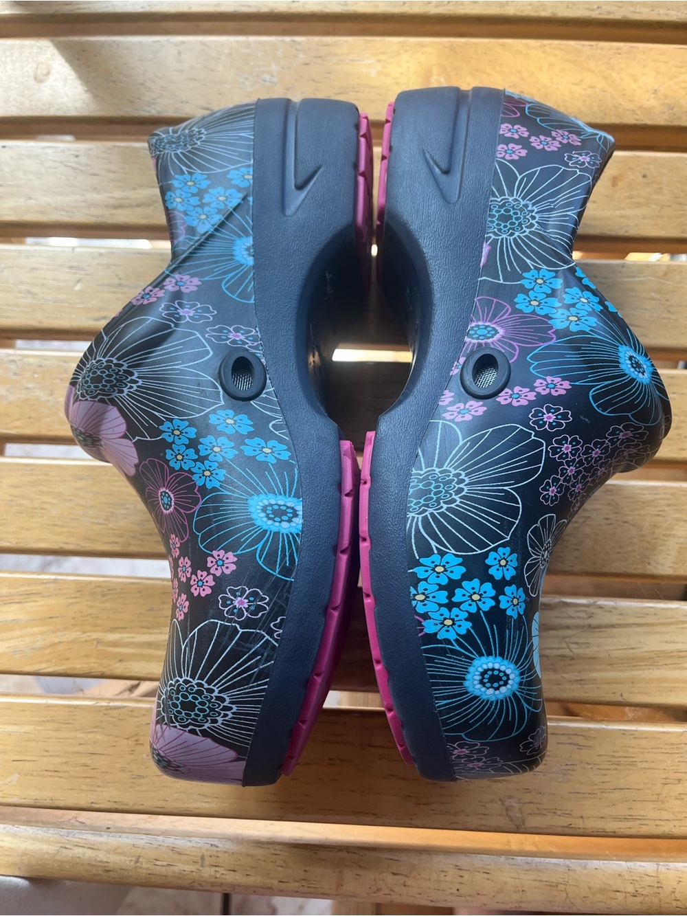 Anywear Nurse Clogs Slip Resistant Work Shoes with Pink & Blue Flowers Size 8 - Picture 3 of 7